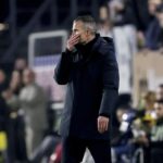 Vedenie Feyenoordu sa rozhodlo podporiť Robina van Persieho napriek výzvam na jeho odvolanie