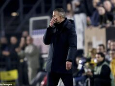 Feyenoord sa rozhodol o budúcnosti Robina van Persieho po tom, čo fanúšikovia skandovali „Robin sa stratí“ s tímom Raheema Sterlinga míľovými odstupmi v boji o titul Vedenie Feyenoordu sa rozhodlo podporiť Robina van Persieho napriek výzvam na jeho odvolanie