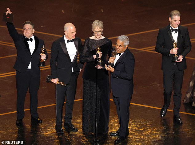 Film Lewisa Hamiltona F1 si odnáša Oscara za najlepší zvuk... F1, film v koprodukcii Lewisa Hamiltona, získal v nedeľu večer Oscara za najlepší zvuk