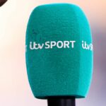 Logo ITV Sport na mikrofóne