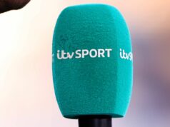 Finálové spravodajstvo ITV Carabao Cup zasiahlo problémy, keď fanúšikovia fajčia na sociálnych sieťach Logo ITV Sport na mikrofóne