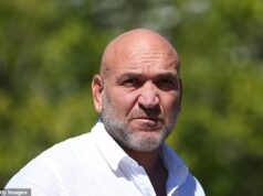 Footy legenda Gorden Tallis sa vracia po tom, čo tím, ktorý vyhral veľké finále, ho vymazal „malým“ ťahom Gorden Tallis (na snímke) sa vrátil do tímu Broncos po tom, čo bolo jeho meno vymazané z centrály tímu