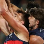 Garry Lyon napálil Jordona Buttsa (vpravo) za to, že zostal na ihrisku po tomto údere hlavou, označil to za nebezpečné macho správanie