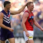 Na snímke: Hviezda skupiny Fremantle Patrick Voss rozstrapatil vlasy Harrisonovi Pettymu, keď sa mu v sobotu počas zápasu proti Melbourne posmieval