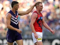 Footy legenda označuje hviezdu AFL za „falošného drsného chlapa“ za to, že si robil srandu z plešiny súpera a posmieval sa mu kvôli jeho mame Na snímke: Hviezda skupiny Fremantle Patrick Voss rozstrapatil vlasy Harrisonovi Pettymu, keď sa mu v sobotu počas zápasu proti Melbourne posmieval