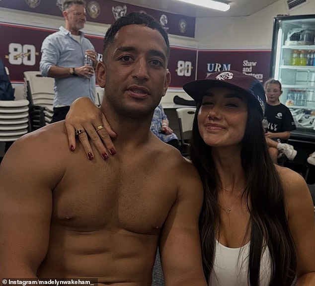 Footy star, ktorý čelil možnému doživotiu vo väzení, sa konečne Footy hviezda Brandon Wakeham je na fotke so svojou manželkou Madelyn po tom, čo v nedeľu prehral Manlyho s Newcastlom. Bolo to prvýkrát, čo hral v NRL, odkedy ho v roku 2024 zasiahli vážne obvinenia z drog