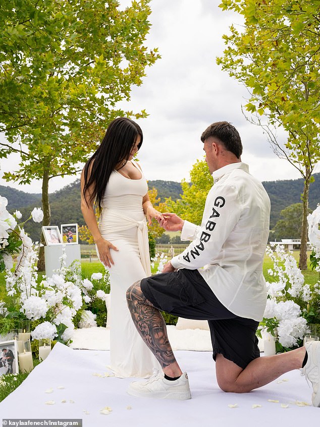 Footy star sa zasnúbil s dcérou jedného z najväčších austrálskych Hviezda Newcastle Knights Bradman Best je na obrázku, ako navrhuje Kayle Fenech