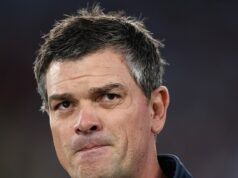 Footy tréner prestal fajčiť po tom, čo požadoval STEHY, keď sa rozbilo okno na rozpadávajúcom sa štadióne Canberra Tréner Bulldogs Cameron Ciraldo vyzval, aby sa na štadióne GIO v Canberre podrobil facelift po tom, čo sa mu vo štvrtok večer v starnúcej aréne rozbilo sklo na ruke.