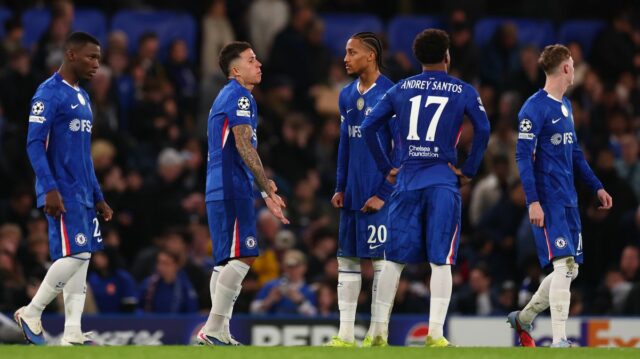 Hráči Chelsea reagujú proti PSG