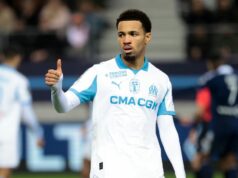Francúzske médiá obviňujú Ethana Nwaneriho z regresu napriek gólu, keď posiela odkaz Arsenalu Ethan Nwaneri z Marseille počas futbalového zápasu Ligue 1 McDonald's medzi Paris FC (PFC) a Olympique de Marseille (OM) na Stade Jean Bouin
