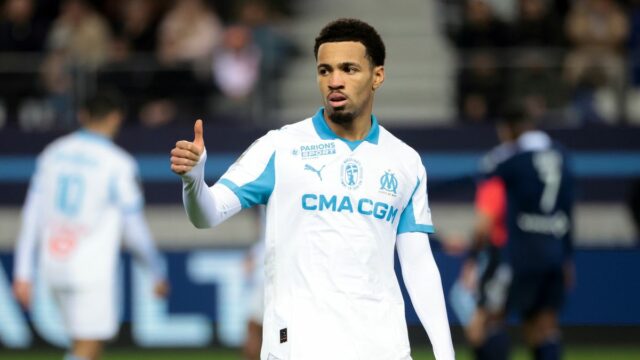 Ethan Nwaneri z Marseille počas futbalového zápasu Ligue 1 McDonald's medzi Paris FC (PFC) a Olympique de Marseille (OM) na Stade Jean Bouin