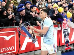 Francúzsko 48-46 Anglicko HODNOTENIE HRÁČOV: Ktorá hviezda bola „príliš často odhalená“? Kto z mužov Steva Borthwicka bol „výnimočný“? A kto dosiahol perfektných 10? Louis Bielle-Biarrey skóroval 10 s úžasným záťahom na štyri pokusy, keď Francúzsko vyhralo Six Nations