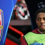 Myles Lewis-Skelly kráča k striedačke pred zápasom 16. kola Ligy majstrov UEFA 2025/26 medzi Bayerom 04 Leverkusen a Arsenalom FC.