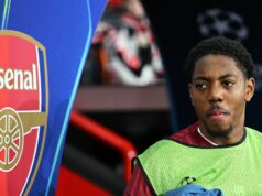 Frustrovaná hviezda Arsenalu ‚konfrontuje Mikela Artetu‘ s pravdepodobným letným prestupom Myles Lewis-Skelly kráča k striedačke pred zápasom 16. kola Ligy majstrov UEFA 2025/26 medzi Bayerom 04 Leverkusen a Arsenalom FC.