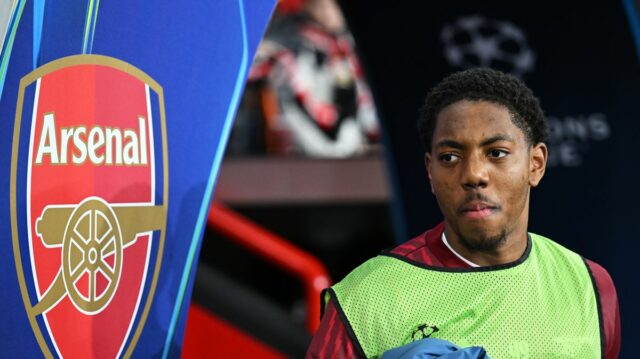 Myles Lewis-Skelly kráča k striedačke pred zápasom 16. kola Ligy majstrov UEFA 2025/26 medzi Bayerom 04 Leverkusen a Arsenalom FC. 