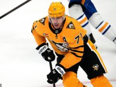 Frustrovaná hviezda Penguins Evgeni Malkin bol vylúčený za to, že v útoku na súpera palicou prekonal Paula Bunyana. Hviezda Pittsburghu Penguins Evgeni Malkin bol vylúčený za šokujúci zásah do súpera