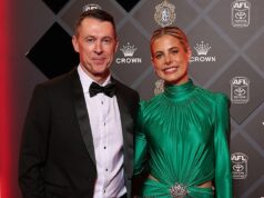 Frustrovaný tréner Collingwood Craig McRae hovorí o divokých zvestiach, že jeho manželstvo je na skalách pred trhákom MCG – a popiera, že by hľadel na šokujúci krok k úhlavným rivalom Carltonovi Craig McRae sa zaoberal „otravnými“ fámami okolo jeho manželstva – a tiež odmietol rozhovory, ktoré chce z Collingwoodu (na obrázku s manželkou Gabrielle)