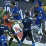 Futbal naposledy vybuchne priamo do boja s 23 červenými kartami odhalenými po úderoch a letmých kopoch|Futbal|Športová aktivita