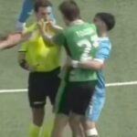 Futbalista sa chopí rozhodcu a stlačí orgány skupiny výraznou červenou kartou|Futbal|Športová aktivita