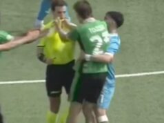 Futbalista sa chopí rozhodcu a stlačí orgány skupiny výraznou červenou kartou|Futbal|Športová aktivita Futbalista sa chopí rozhodcu a stlačí orgány skupiny výraznou červenou kartou|Futbal|Športová aktivita