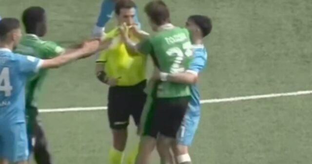 Futbalista sa chopí rozhodcu a stlačí orgány skupiny výraznou červenou Futbalista sa chopí rozhodcu a stlačí orgány skupiny výraznou červenou kartou|Futbal|Športová aktivita