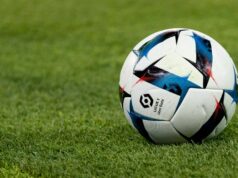 Futbalista „bodnutý do slabín súperovým bratom“ v hroznej bitke na ihrisku futbalová lopta