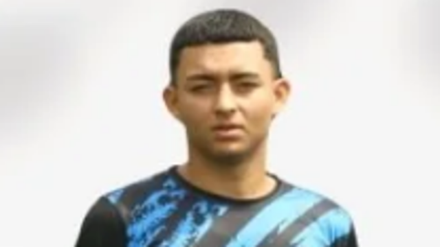 Futbalistu (17) zastrelil nájomný vrah počas jazdy autom, keď „násilie Futbalista noha zblízka na štadióne počas futbalového zápasu pod jasnými reflektormi