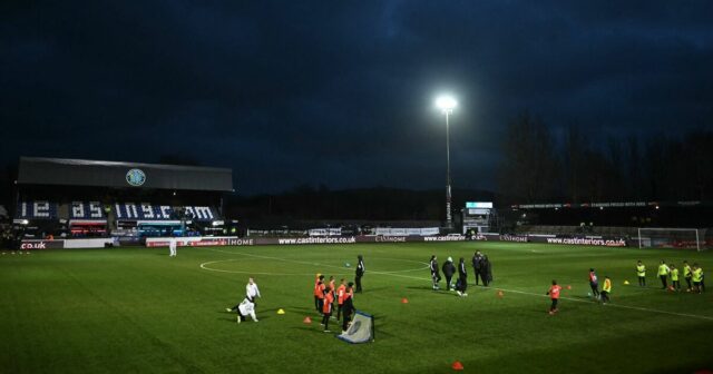 Futbalová aréna Macclesfield v plameňoch, keďže verejnosť informovala, že sa Futbalová aréna Macclesfield v plameňoch, keďže verejnosť informovala, že sa „vyhýbajte“|Futbalu|Športovej aktivite
