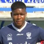 Futbalová hviezda (22) bola zastrelená pred nočným klubom, keď policajti vyšetrovali pouličnú bitku