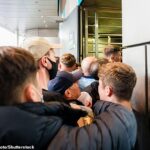 Finále Eura 2020 medzi Anglickom a Talianskom bolo poznačené neposlušným správaním fanúšikov, pričom niektorí fanúšikovia bez lístkov sa dostali na zem.