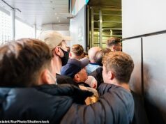 Futbaloví fanúšikovia môžu čeliť pokute 1 000 libier a zákazu v rámci nového policajného zásahu po chaotických scénach vo finále Euro Wembley Finále Eura 2020 medzi Anglickom a Talianskom bolo poznačené neposlušným správaním fanúšikov, pričom niektorí fanúšikovia bez lístkov sa dostali na zem.