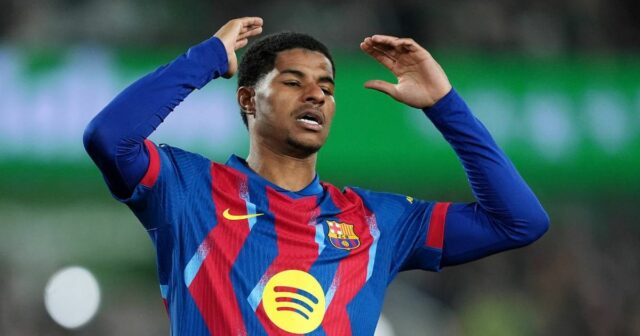 Marcus Rashford z FC Barcelona sa pozerá počas zápasu LaLiga EA Sports medzi Realom Oviedo a FC Barcelona v Carlos Tartiere 25. septembra 2025 v španielskom Oviede.