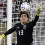 Guillermo Ochoa by tento rok mohol ísť na šieste majstrovstvá sveta s Mexikom po zranení ich stopéra prvej voľby