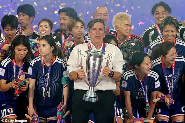 Futbalový tréner trhá z Austrálie pásy, pretože „pivo si nemôžete Japonský tréner Nils Nielsen sa po víťazstve svojho tímu v Ázijskom pohári vysmieval nočnému životu Austrálie a tvrdil, že po 23:00 nie je možné kúpiť si pivo.