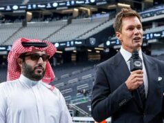 Futbalový zápas so saudskou vlajkou s Tomom Bradym pohybujúcim sa uprostred napätia na Blízkom východe Futbalový zápas so saudskou vlajkou s Tomom Bradym pohybujúcim sa uprostred napätia na Blízkom východe