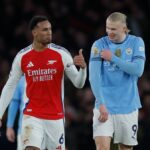 Erling Haaland z Manchestru City predvádza odznak víťazov Premier League na svojom drese Gabrielovi Magalhaesovi z Arsenalu