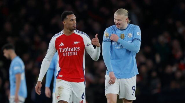 Erling Haaland z Manchestru City predvádza odznak víťazov Premier League na svojom drese Gabrielovi Magalhaesovi z Arsenalu