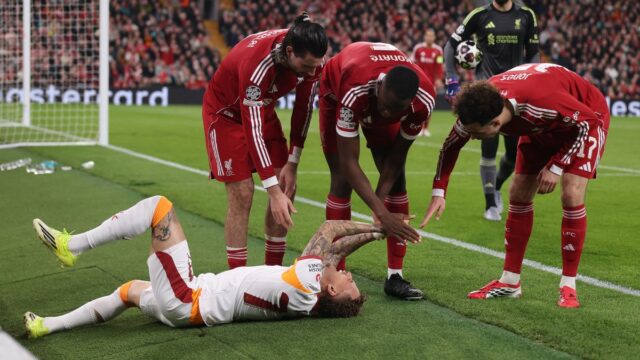 Zranenie Noa Langa pritiahlo pozornosť, keď obe skupiny zdravotníkov prišli na pomoc hviezde Galatasaray