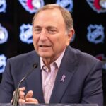 Gary Bettman obhajuje americký mužský hokejový tím po Trumpovom vtipe o ženskej zostave