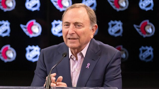 Gary Bettman obhajuje americký mužský hokejový tím po Trumpovom vtipe Gary Bettman obhajuje americký mužský hokejový tím po Trumpovom vtipe o ženskej zostave