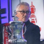 Gary Lineker sa smeje pri predstavovaní FA Cupu