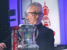 Gary Lineker nesúhlasil s ospravedlnením BBC po tom, čo Wolves vs Liverpool prerušili sexuálne zvuky Gary Lineker sa smeje pri predstavovaní FA Cupu