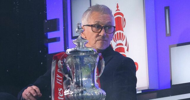 Gary Lineker sa smeje pri predstavovaní FA Cupu