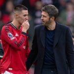 Michael Carrick hovorí s Benjaminom Seskom po zápase Premier League medzi Manchestrom United a Crystal Palace na Old Trafford.