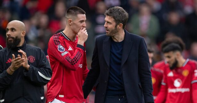 Gary Neville dostane to, čo chce, keď Michael Carrick Man Michael Carrick hovorí s Benjaminom Seskom po zápase Premier League medzi Manchestrom United a Crystal Palace na Old Trafford.