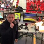 Neville, ktorý najprv vyzeral, že ignoruje týranie, sa potom otočil k tribúne, priložil si prst na ústa a povedal fanúšikovi, aby bol ticho.