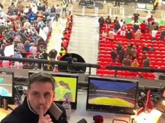 Gary Neville umlčal fanúšika Man City v komentárovom portáli vo Wembley po prívale zneužívania zo strany podporovateľa Neville, ktorý najprv vyzeral, že ignoruje týranie, sa potom otočil k tribúne, priložil si prst na ústa a povedal fanúšikovi, aby bol ticho.