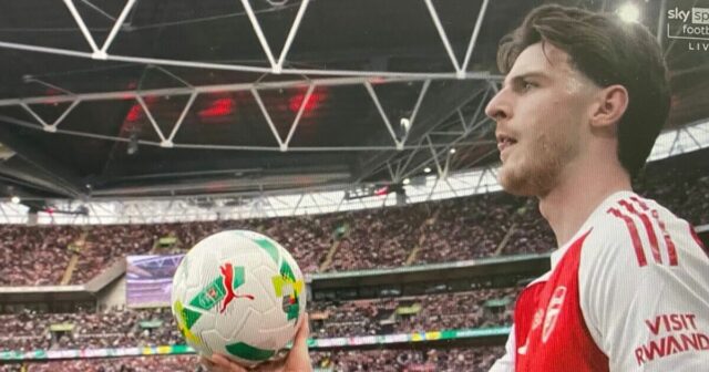 Gary Neville vyzýva na zmenu pravidiel, keďže Declan Rice vypískal počas Carabao | Futbal | Šport
