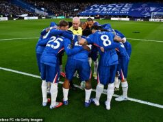 Gary Neville zaútočil na Chelsea cez ich „bizarný“ zhluk okolo Paula Tierneyho – trval na tom, že rutina „len na predstavenie“ „nikoho neoklame“ – a vysvetľuje, kde urobil rozhodca chybu Gary Neville vtrhol do Chelsea kvôli ich „bizarnej“ sobotňajšej predzápasovej zrážke.