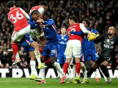 Gary Neville zúrivo ukazuje prstom na hviezdu Chelsea po krikľúni pri prehre Arsenalu Jurrien Timber vsietil víťaza proti Chelsea